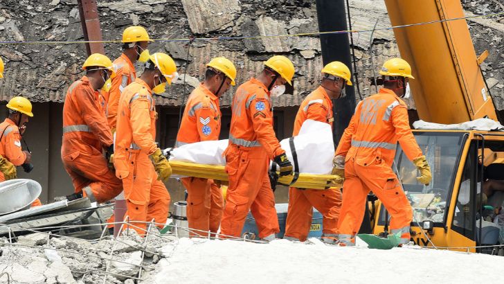 https://salarnews.in/public/uploads/images/newsimages/maannewsimage25062026_182634_Kolkata warehouse collapse.jpg